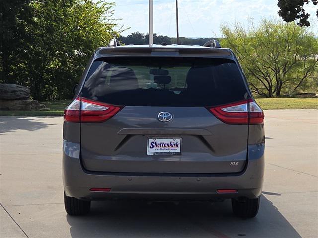 Photo of 2016 Predawn Gray Mica Toyota Sienna
