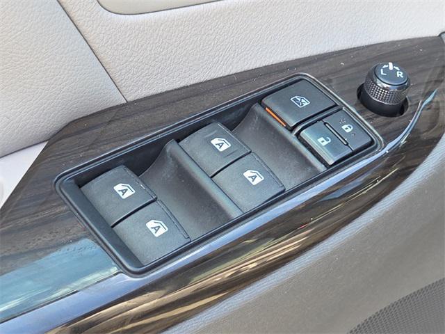 Photo of 2016 Predawn Gray Mica Toyota Sienna