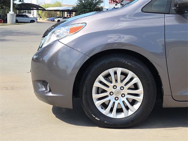 Photo of 2016 Predawn Gray Mica Toyota Sienna