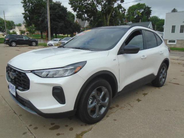 Photo of 2025 Star White Metallic Tri-Coat Ford Escape