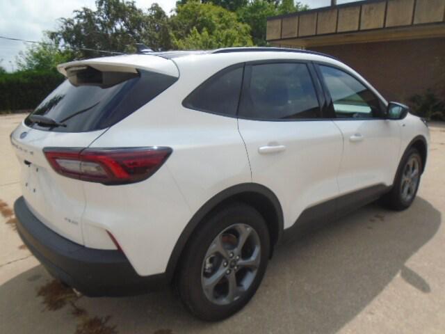 Photo of 2025 Star White Metallic Tri-Coat Ford Escape