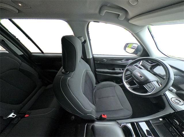 Photo of 2022 Velvet Red Pearlcoat Jeep Grand Cherokee