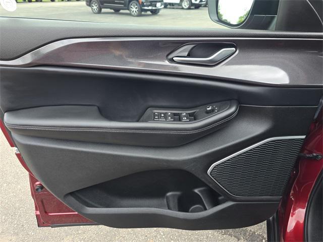 Photo of 2022 Velvet Red Pearlcoat Jeep Grand Cherokee