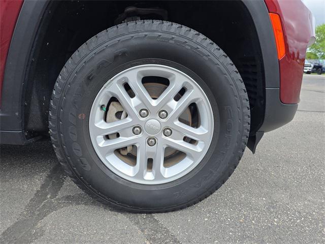 Photo of 2022 Velvet Red Pearlcoat Jeep Grand Cherokee