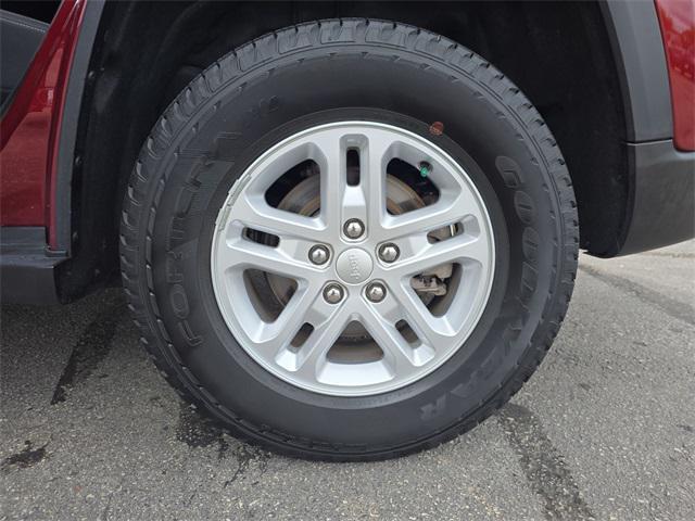 Photo of 2022 Velvet Red Pearlcoat Jeep Grand Cherokee
