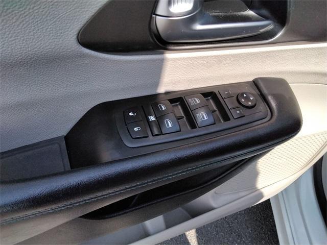 Photo of 2021 Bright White Clearcoat Chrysler Pacifica
