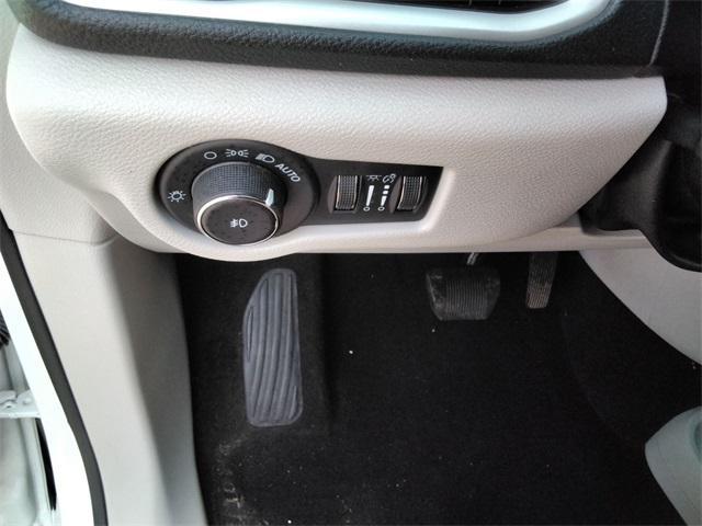 Photo of 2021 Bright White Clearcoat Chrysler Pacifica