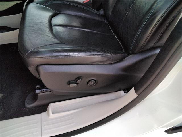 Photo of 2021 Bright White Clearcoat Chrysler Pacifica