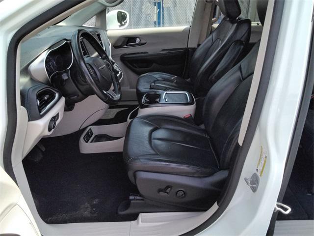 Photo of 2021 Bright White Clearcoat Chrysler Pacifica