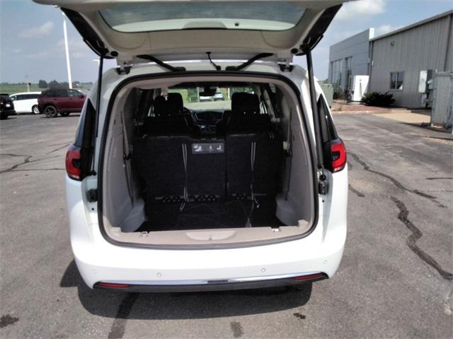 Photo of 2021 Bright White Clearcoat Chrysler Pacifica