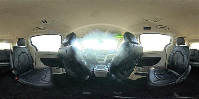 Photo of 2021 Bright White Clearcoat Chrysler Pacifica