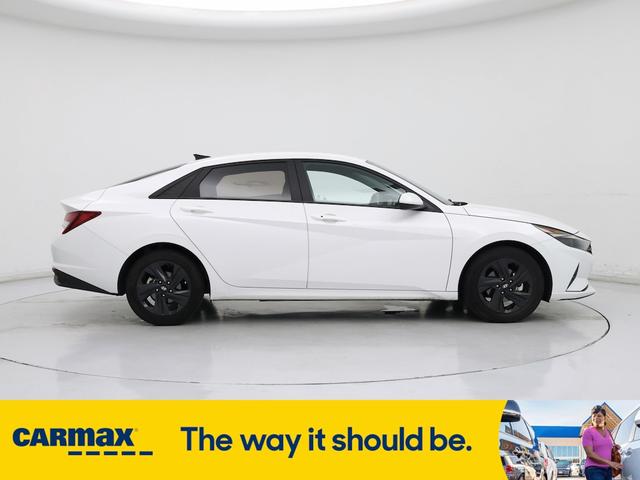 Photo of 2022 White Hyundai ELANTRA