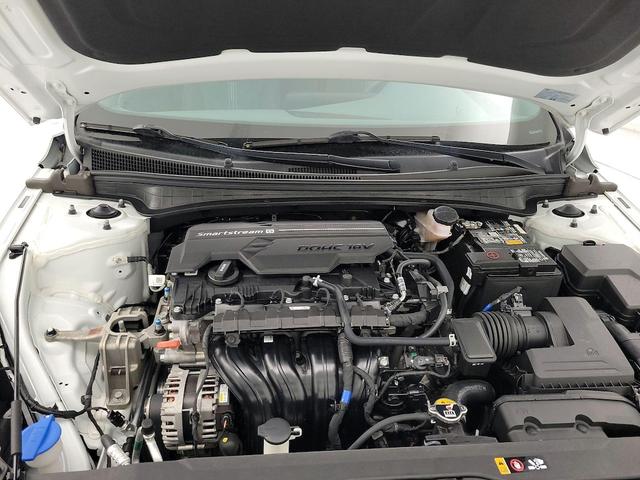 Photo of 2022 White Hyundai ELANTRA