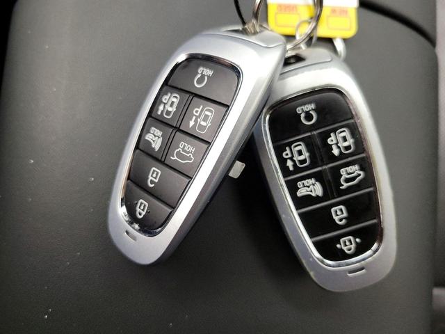 Photo of 2022 White Hyundai SANTA FE