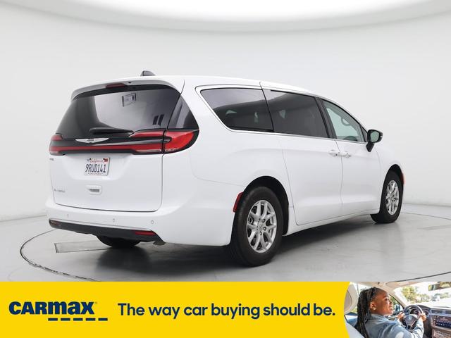 Photo of 2024 White Chrysler Pacifica
