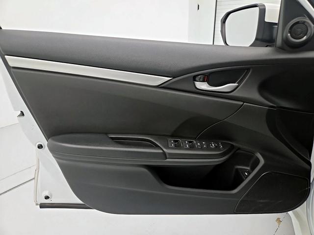 Photo of 2021 White Honda Civic