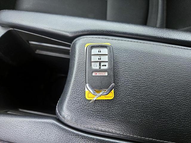 Photo of 2021 White Honda Civic