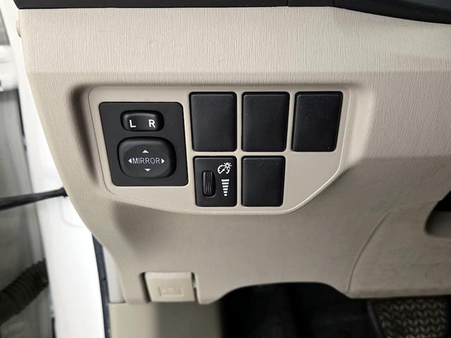 Photo of 2014 White Toyota Prius