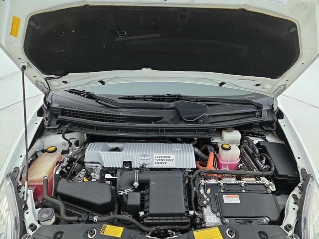Photo of 2014 White Toyota Prius