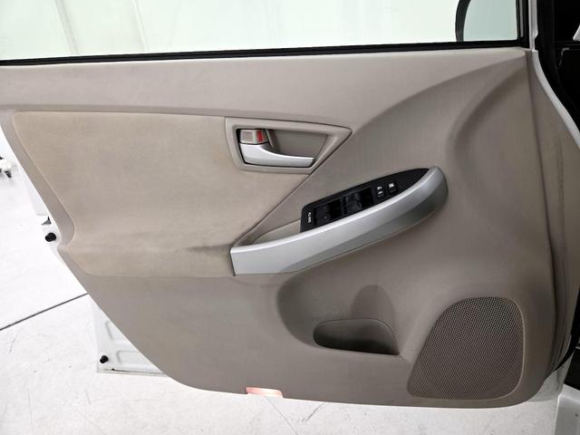 Photo of 2014 White Toyota Prius