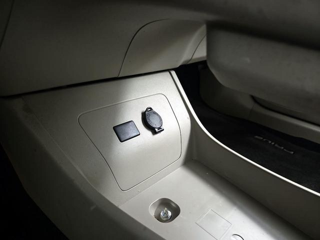 Photo of 2014 White Toyota Prius