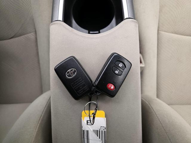 Photo of 2014 White Toyota Prius