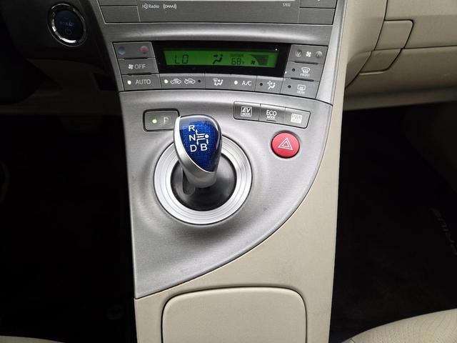 Photo of 2014 White Toyota Prius
