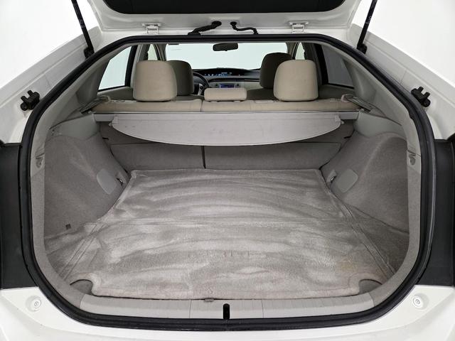 Photo of 2014 White Toyota Prius