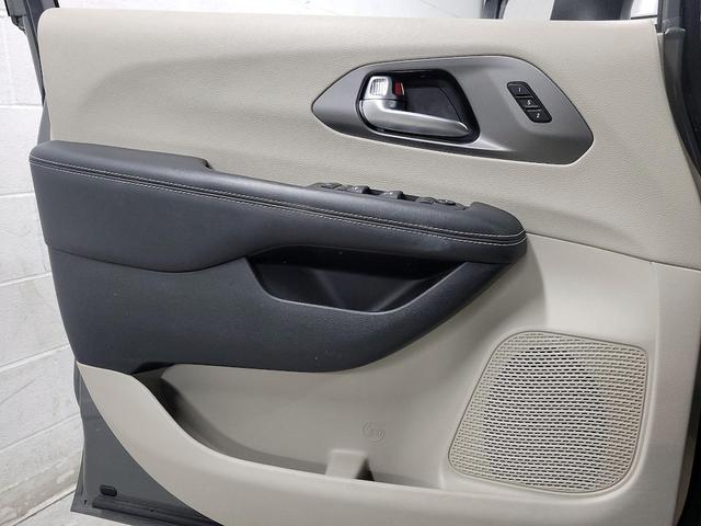 Photo of 2023 Gray Chrysler Pacifica