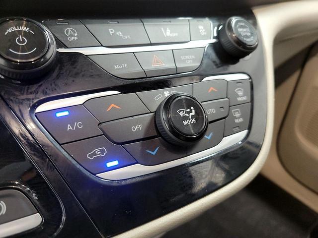 Photo of 2023 Gray Chrysler Pacifica