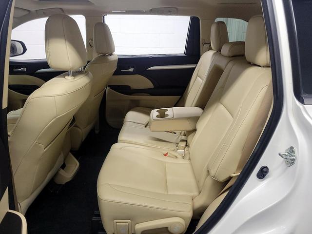 Photo of 2015 White Toyota Highlander