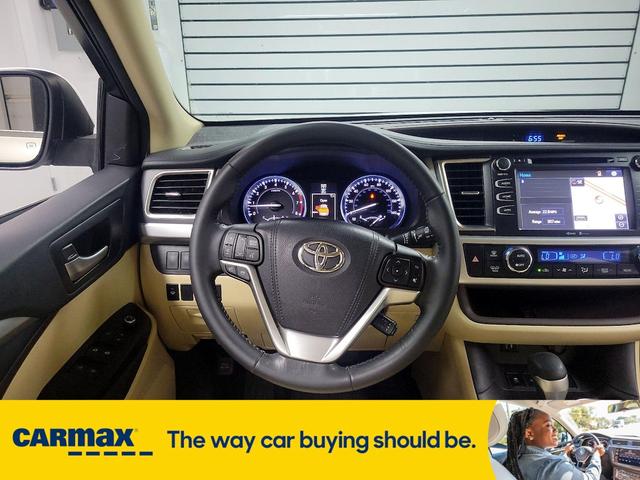 Photo of 2015 White Toyota Highlander