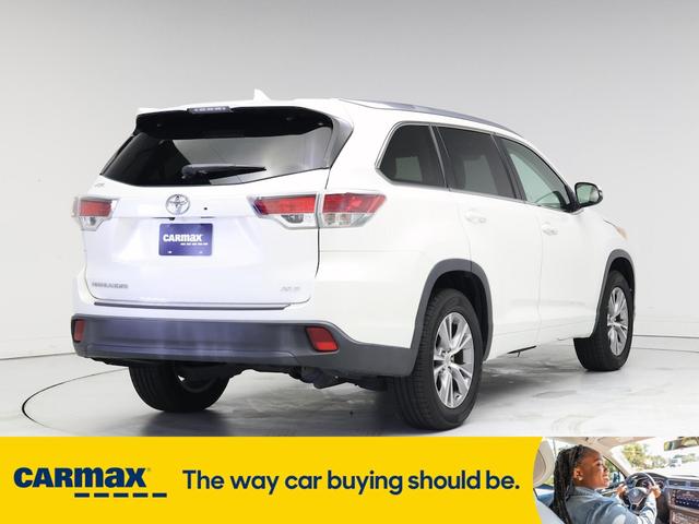 Photo of 2015 White Toyota Highlander
