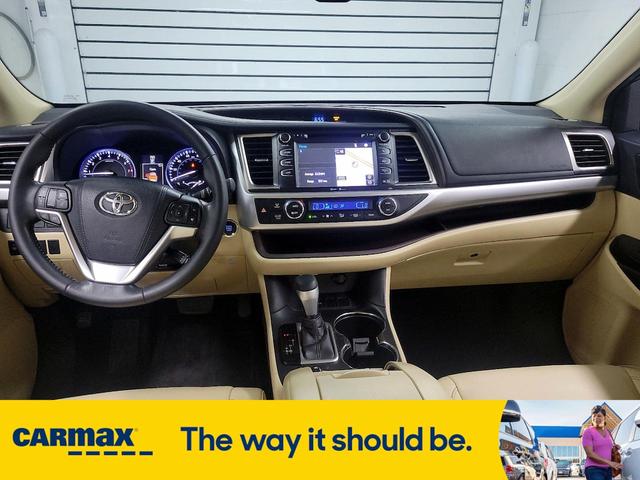 Photo of 2015 White Toyota Highlander
