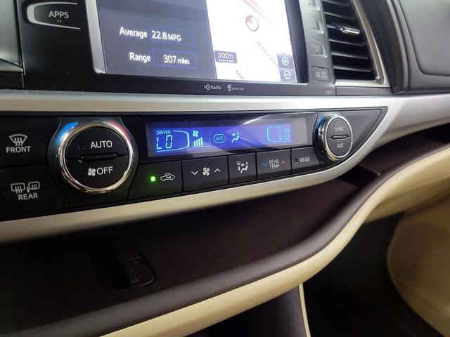Photo of 2015 White Toyota Highlander