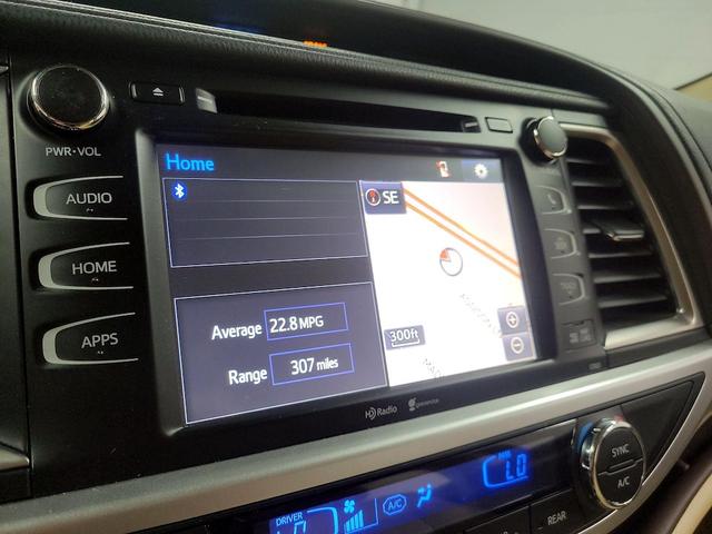 Photo of 2015 White Toyota Highlander
