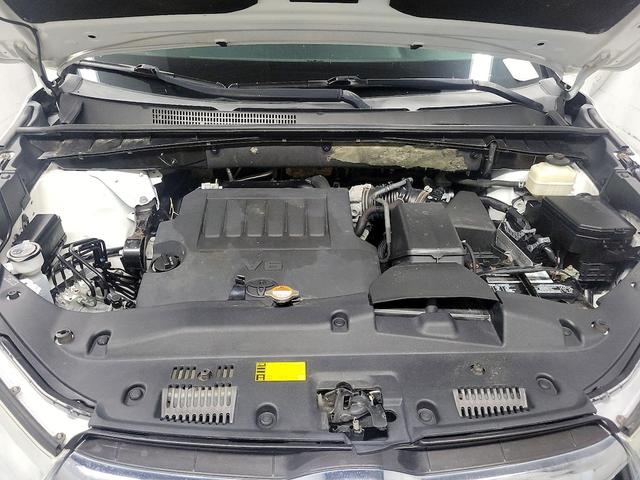Photo of 2015 White Toyota Highlander