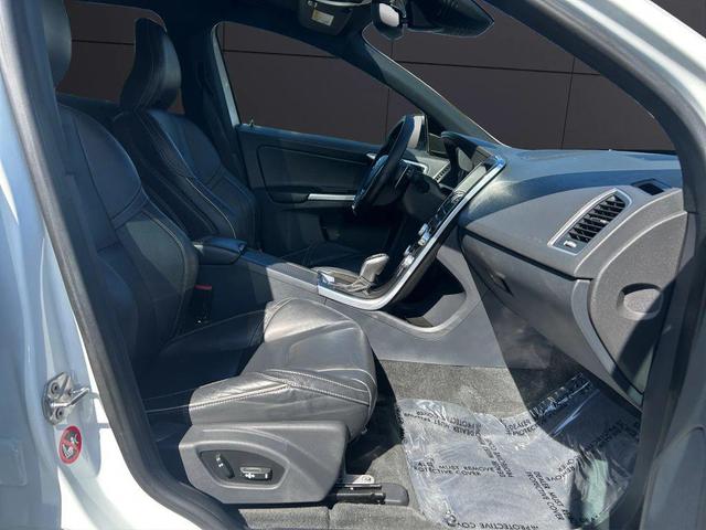 Photo of 2017 Crystal White Pearl Metallic Volvo XC60