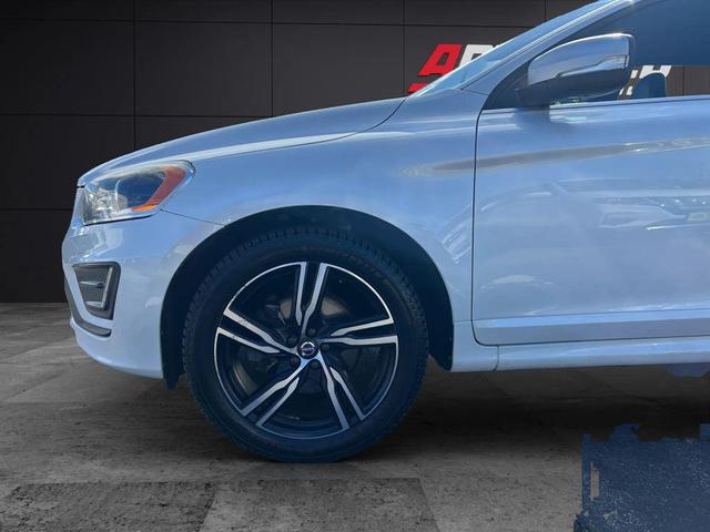 Photo of 2017 Crystal White Pearl Metallic Volvo XC60