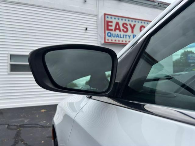 Photo of 2015 White Chrysler 200