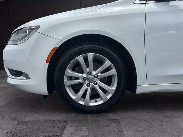 Photo of 2015 White Chrysler 200