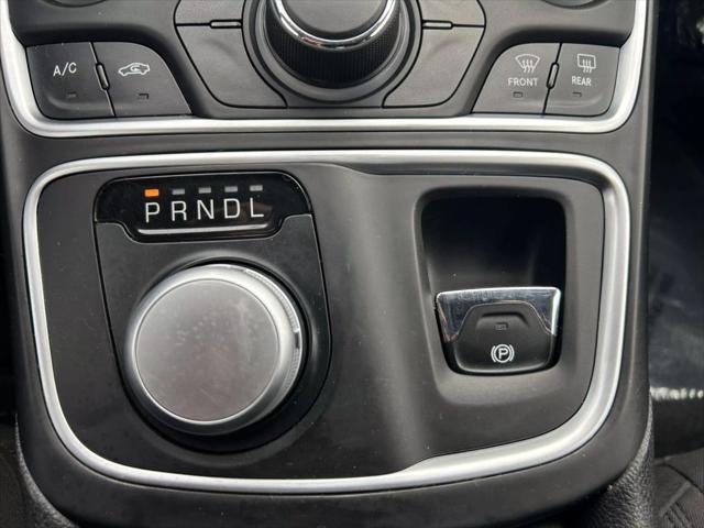 Photo of 2015 White Chrysler 200