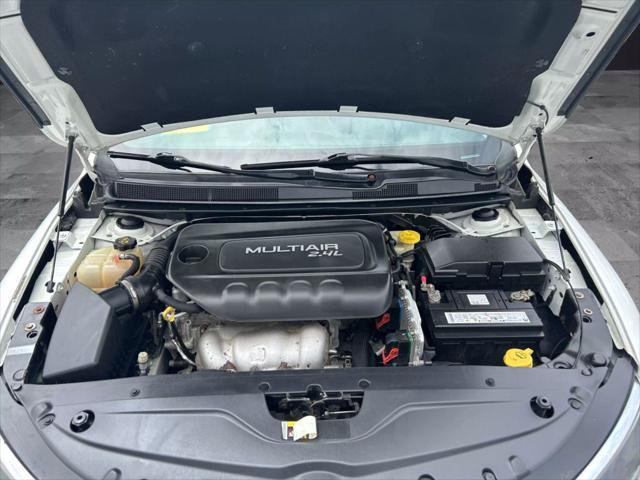 Photo of 2015 White Chrysler 200