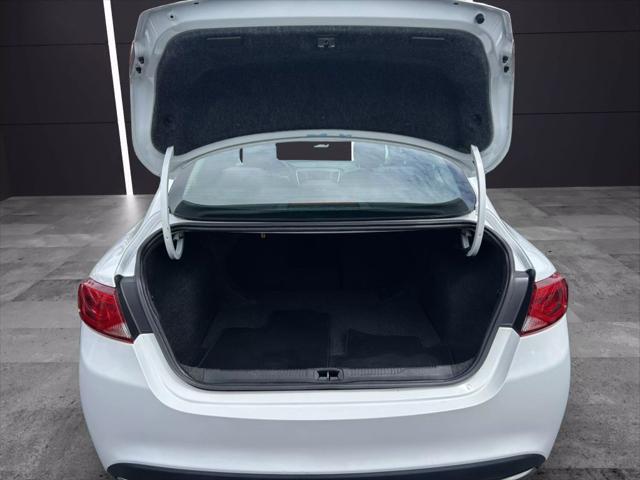 Photo of 2015 White Chrysler 200