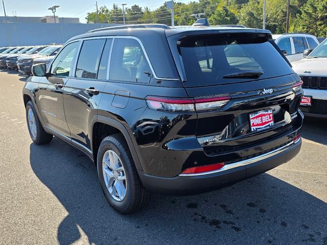Photo of 2025 Diamond Black Crystal Pearlcoat Jeep Grand Cherokee