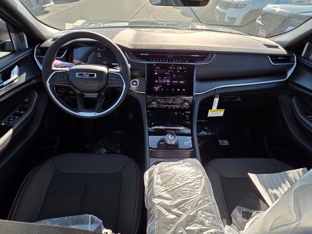 Photo of 2025 Diamond Black Crystal Pearlcoat Jeep Grand Cherokee