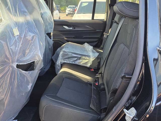 Photo of 2025 Diamond Black Crystal Pearlcoat Jeep Grand Cherokee