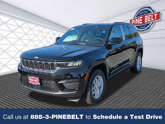 Photo of 2025 Diamond Black Crystal Pearlcoat Jeep Grand Cherokee