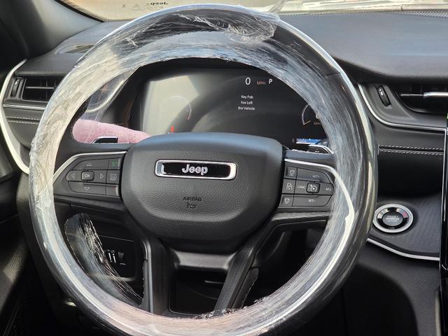 Photo of 2025 Bright White Clearcoat Jeep Grand Cherokee