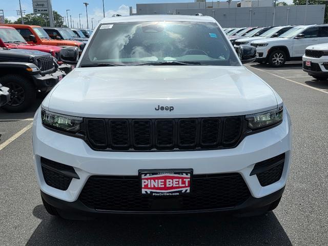Photo of 2025 Bright White Clearcoat Jeep Grand Cherokee